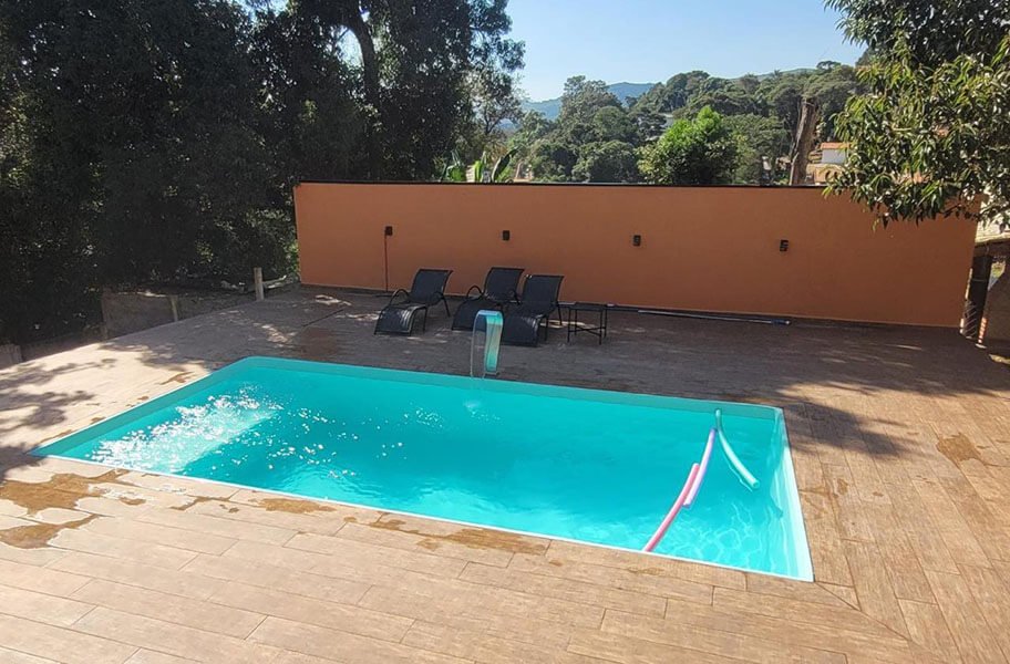 instalar sua própria piscina de fibra